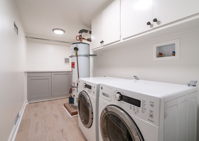 Building Photo - Beautifully Remodeled Tri-Level Condo With...