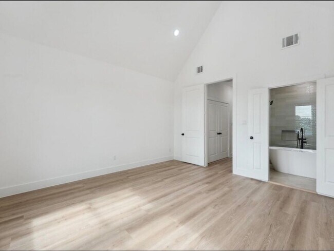 Building Photo - 7418 Maxroy St