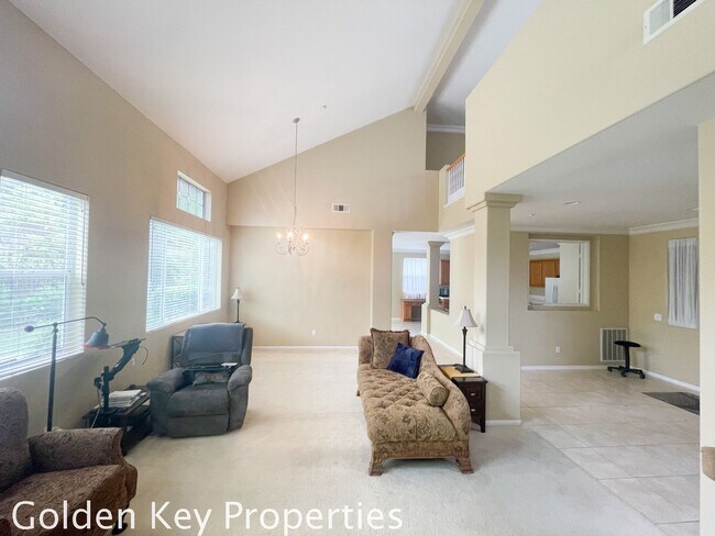Building Photo - Bright and spacious 3+2.5