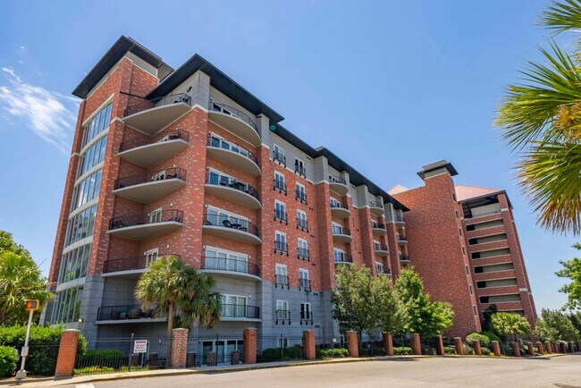 Building Photo - 1 Bed, 1 Bath at Carolina Walk - Steps from Williams Brice Stadium!