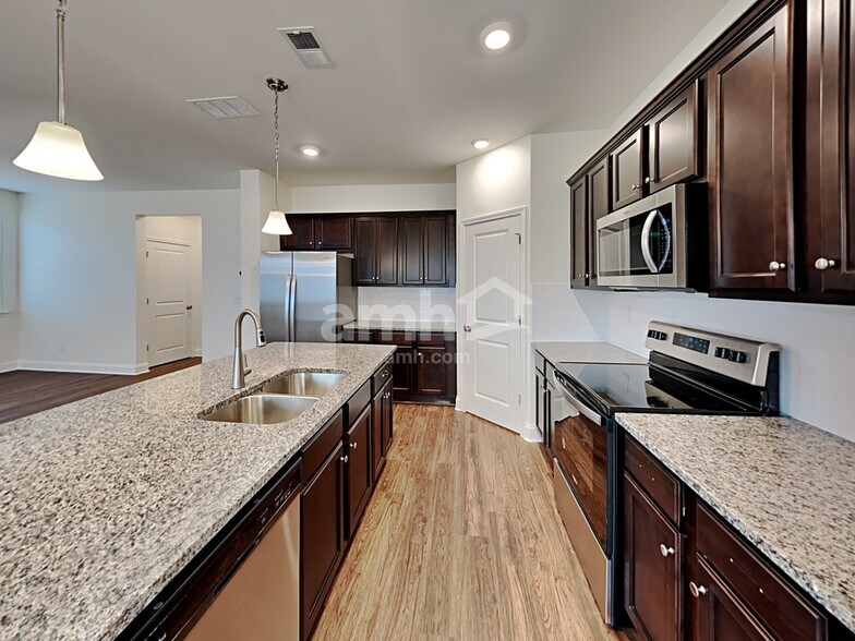 Building Photo - 565 Slew Dr