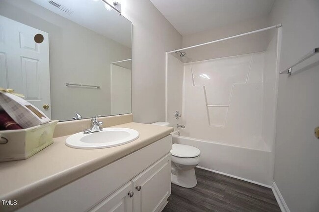 Building Photo - Spacious End-unit Townhome, LVP Floors, Op...