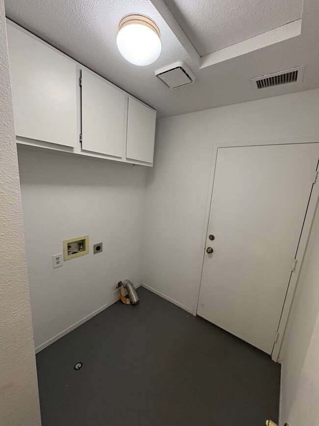 Building Photo - Charming home with Pool in Tulare Rent Ready!