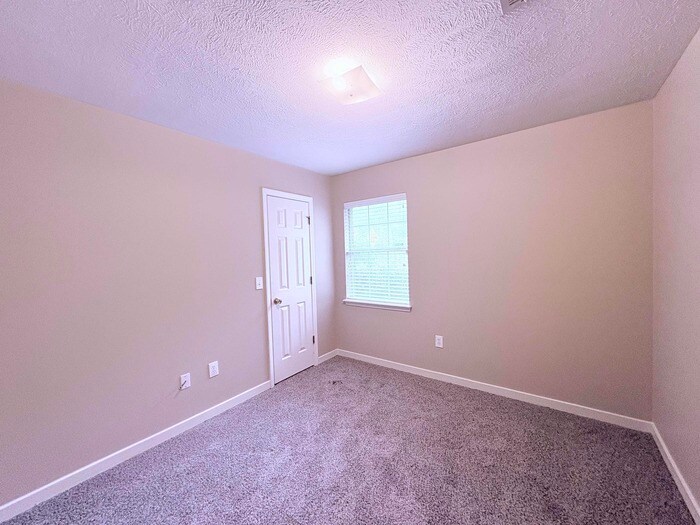 Building Photo - 3007 Willow Dr