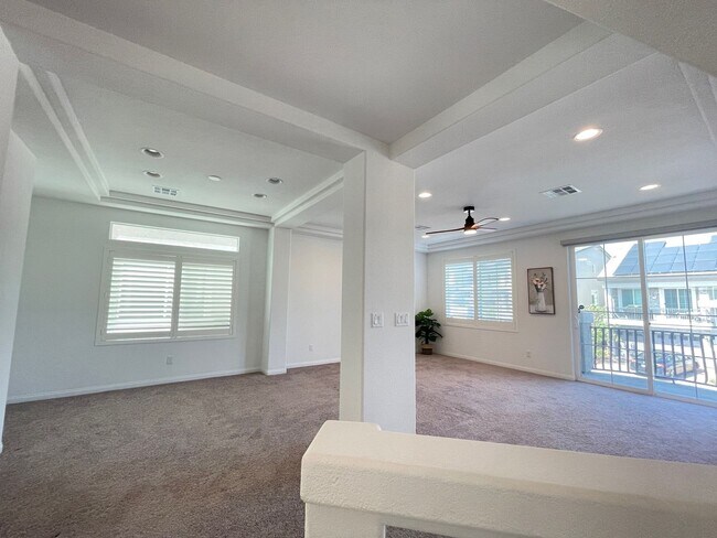 Building Photo - 3 Story house 4 bedroom / 3.5 bath, Southwest