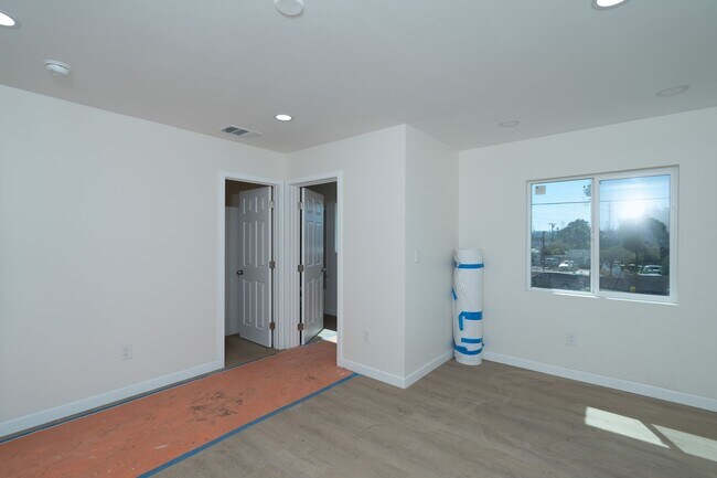 Building Photo - 2400 Del Mar Ave