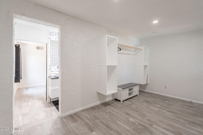 Building Photo - 1116 E Fern Dr N