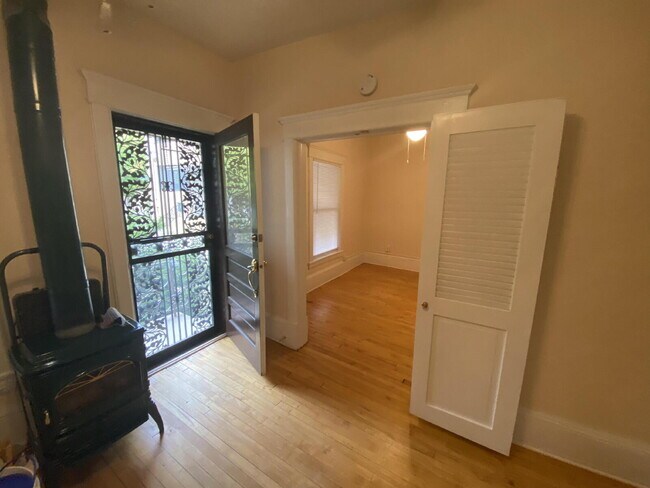 Building Photo - Hidden Historic Cottage House in Desirable...
