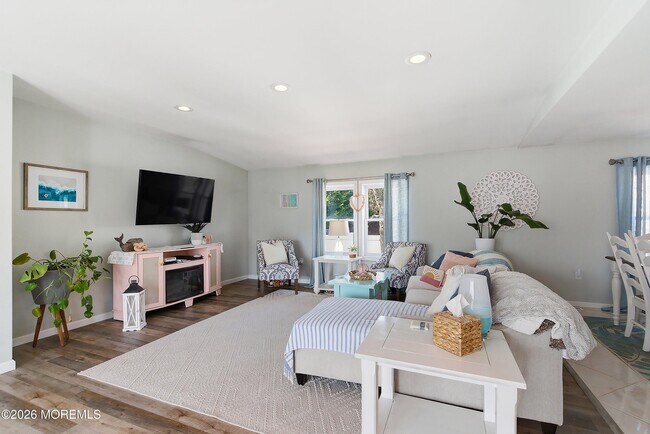 Building Photo - 616 Newport Ave