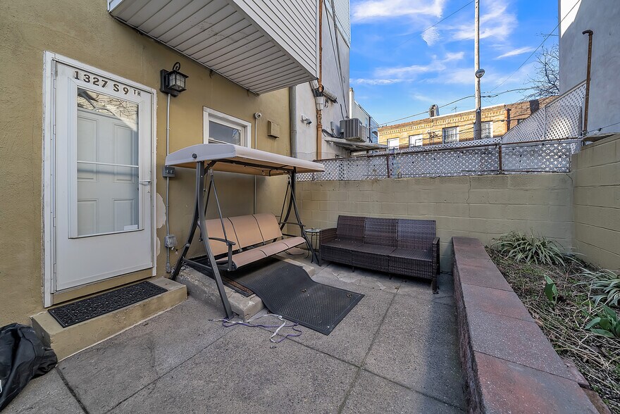 Building Photo - 1327 S 9th St