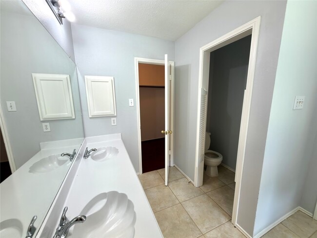 Building Photo - 15518 Evergreen Grove Dr