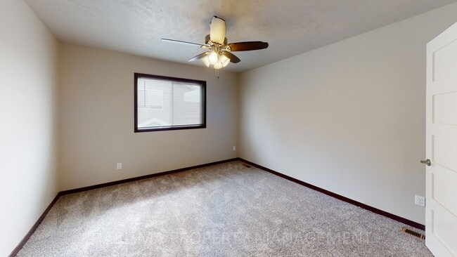 Building Photo - 330 Vernon Dr