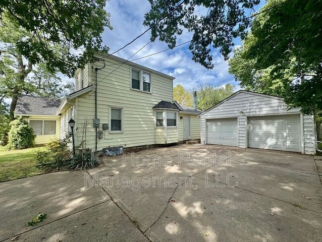 Building Photo - 7839 Robinson St