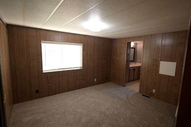 Building Photo - 2 bed 2 bath with large garage in Sequim