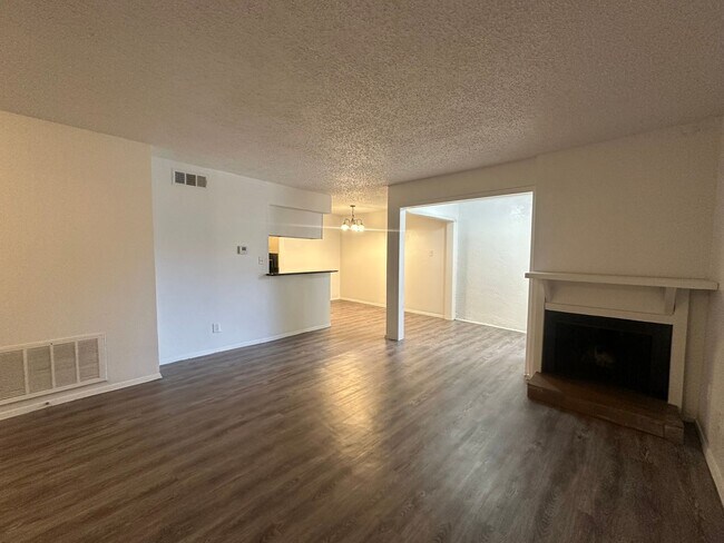 Building Photo - Charming 2-Bed Unit in Dallas! Community p...