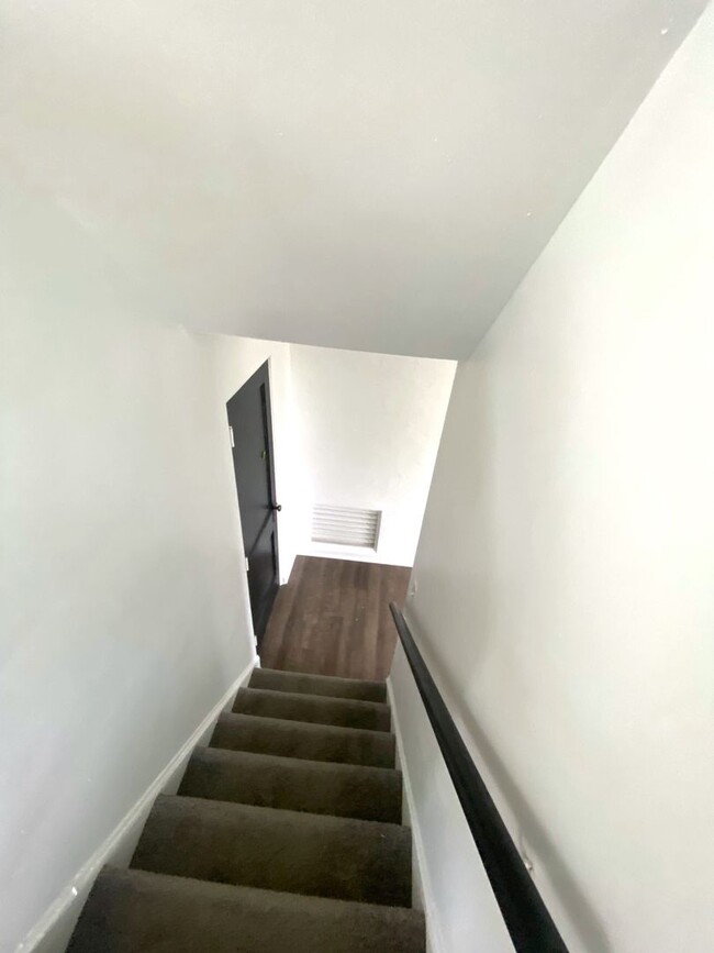 Building Photo - Renovated Split Level Townhome!