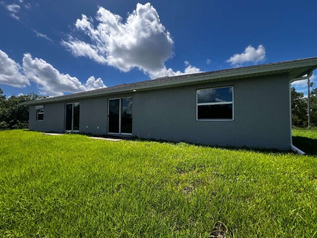 Building Photo - Haunt Your Dream Home: 3BR Duplex With Chi...
