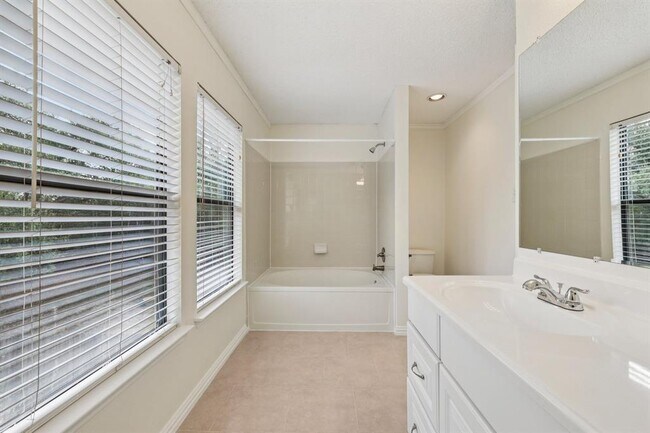 Building Photo - 2703 Vinson Ct