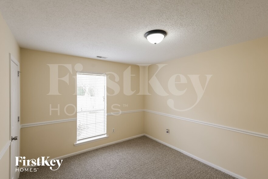 Building Photo - 102 Carriage Dr