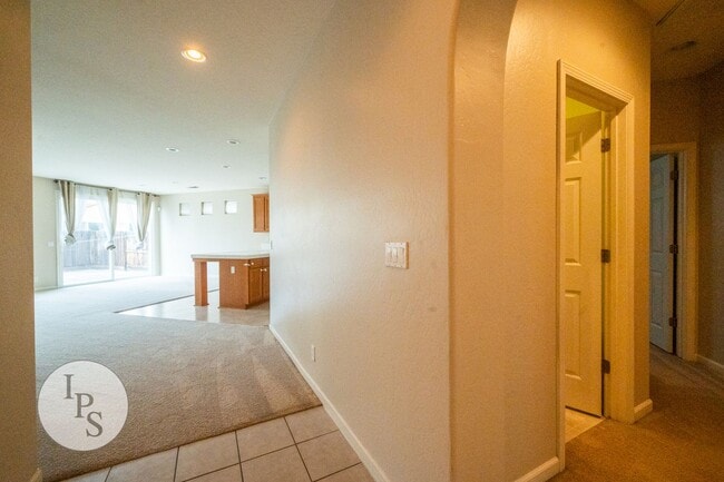 Building Photo - North East Fresno ‘Like New’ Home, 3BR/2BA, Built 2008 - Lots of Amenities!