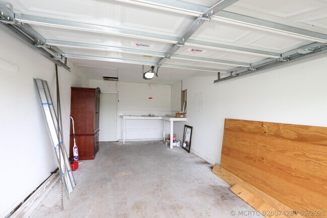 Building Photo - 400 SW Ruffner Ct