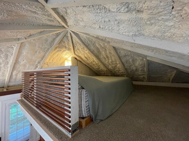 Building Photo - Exquisite lofted studio