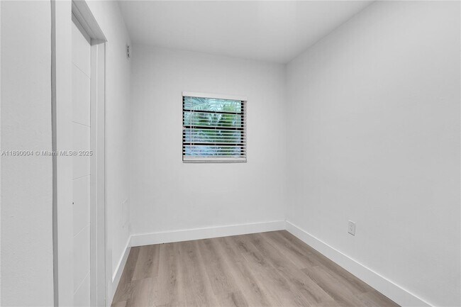 Building Photo - 2539 S Bayshore Dr