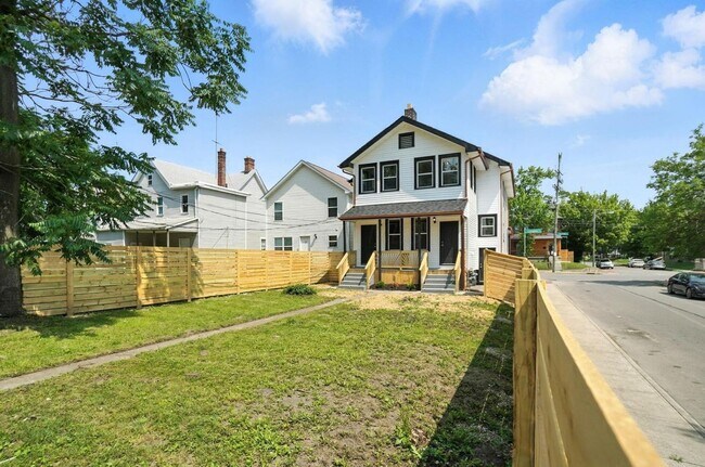 Building Photo - 887-889 E Livingston Ave