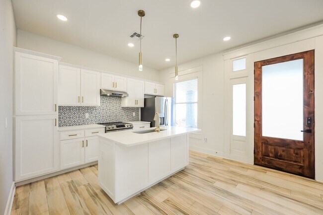 Building Photo - 120 E Magnolia Ave