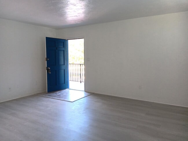 Building Photo - Remodeled apartment, dishwasher, on-site l...