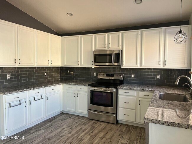 Building Photo - 1128 E Sheffield Ave