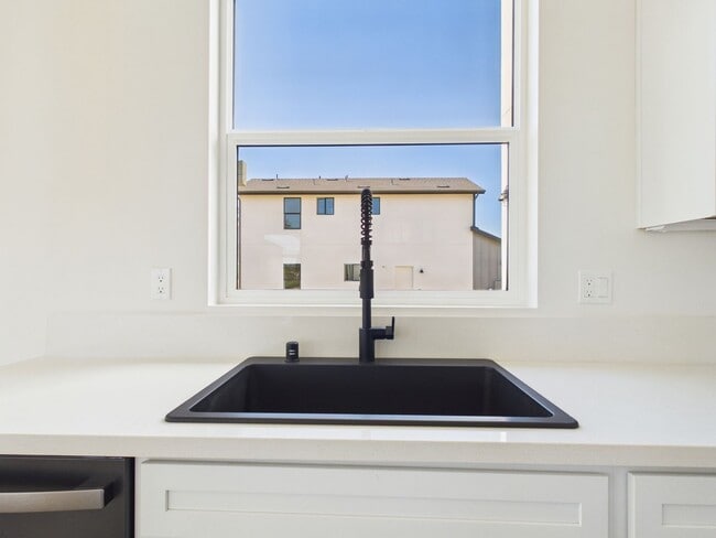 Building Photo - 711 Passion Ct