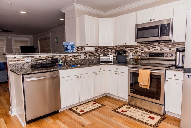 Building Photo - 2 Bedroom/ 2 bath - entry level END UNIT with side balcony- Fully Furnished and only a $500 depos...