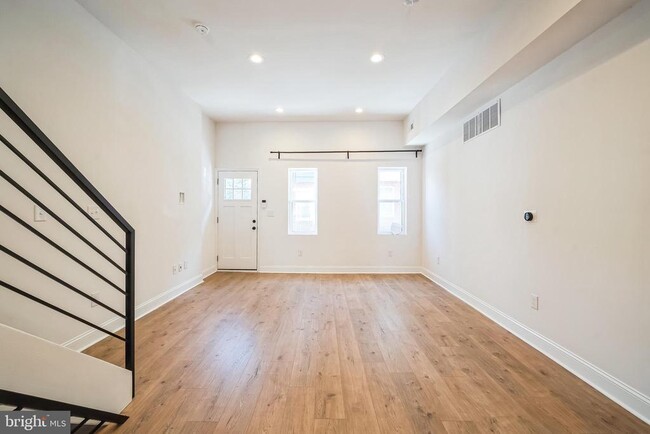 Primary Photo - 840 Leland St