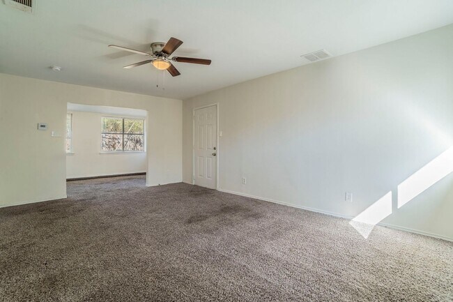 Building Photo - Newly Remodeled & Ready to Move In!