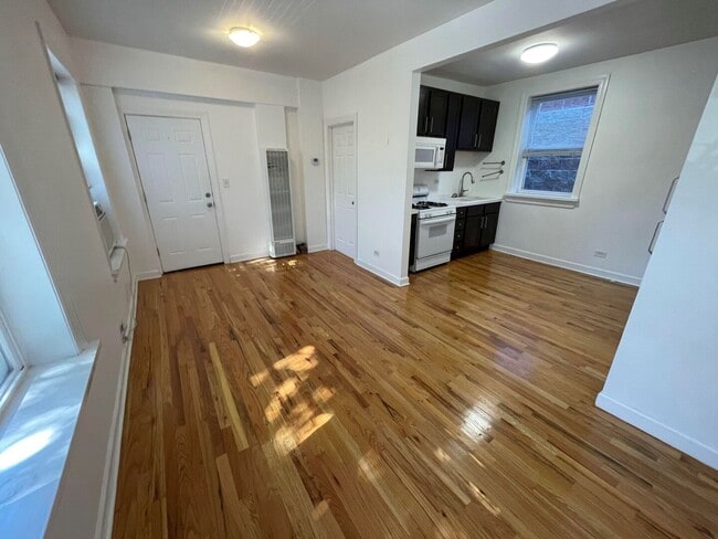 Building Photo - 2360 W Dickens Ave