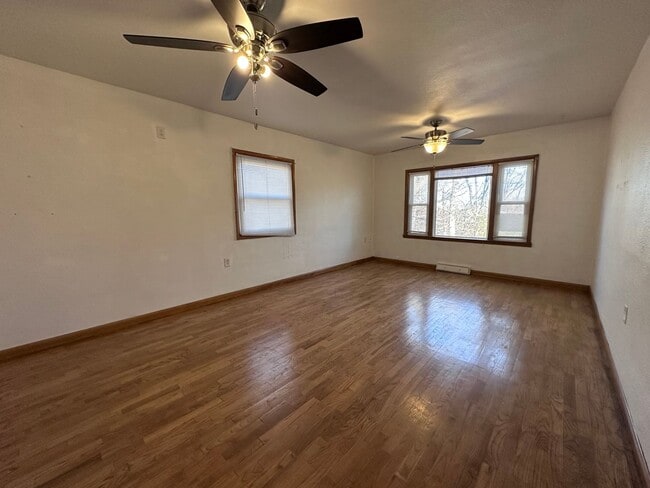 Building Photo - 2 Bedroom house with 1 car attached garage $795per month