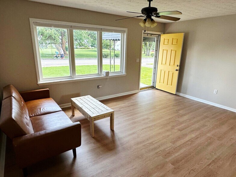Living Room - 2022 Bono Rd