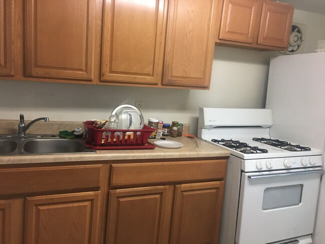 Building Photo - 7x M Ave