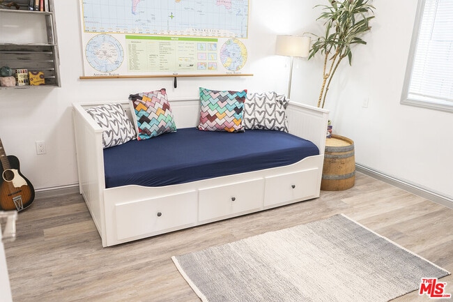 Building Photo - 348 1/2 Laveta Terrace