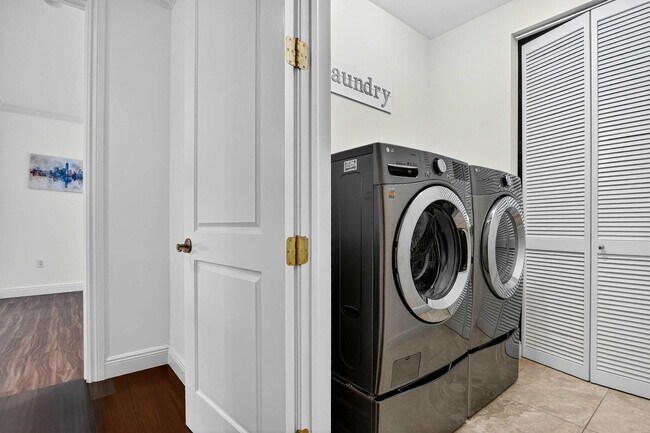 Building Photo - 1705 NE 11th St