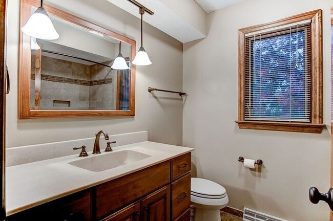 Building Photo - 4 Bedroom Home in Westerville