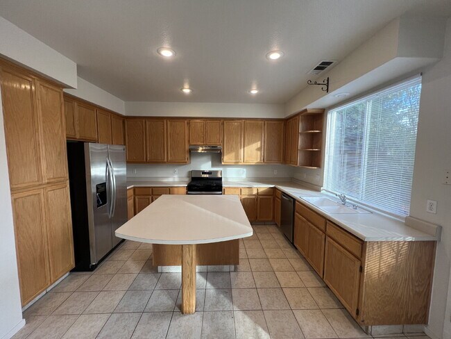 Building Photo - North Merced: 5 bedroom 3 bathroom 2 story...