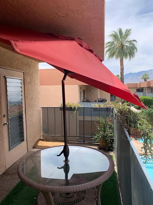 Building Photo - "Chic Desert Living: Spacious 2-Bed, 2-Bath Oasis in Palm Springs!"