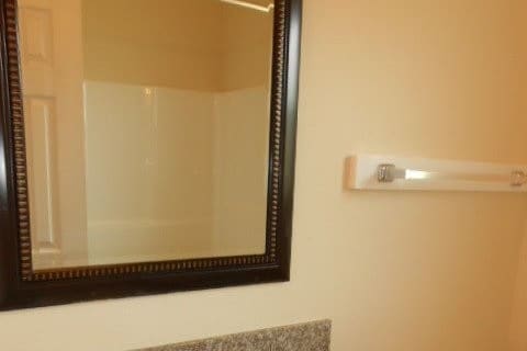 bath room - 745 N Nicholson Ave