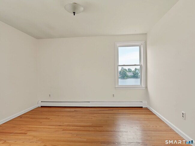 Building Photo - 108 Kenwood Ave