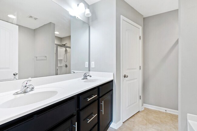 Building Photo - Modern Elegance in Brightleaf: 3-Bedroom Townhouse with Amenities Galore