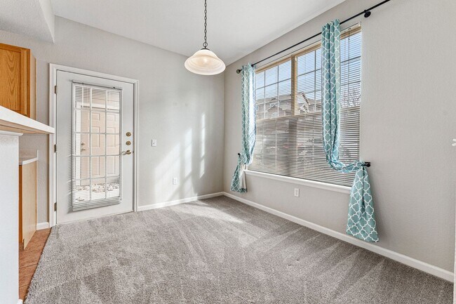 Building Photo - Ground Floor! No Stairs! 2Bed / 2 Bath Condo in Englewood!