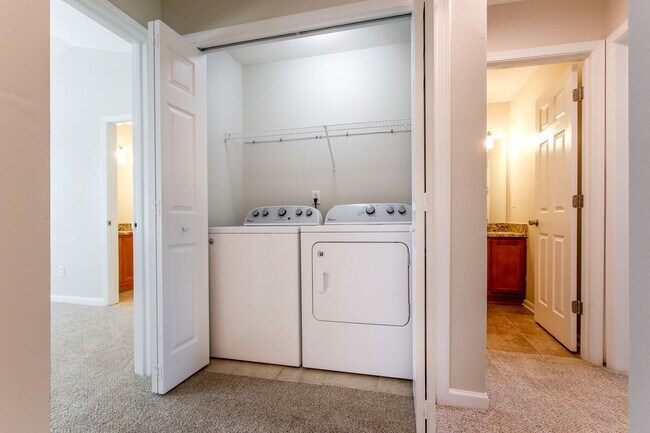 Building Photo - Enjoy this beautifully updated 3 Bed/3 Bat...