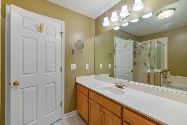 Building Photo - 7037 Mooreland Ct